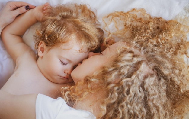 Mère et bébé enfant dormant ensemble de beaux rêves et les enfants dorment