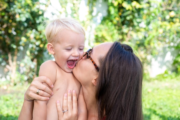 Mère et bébé en été. Bonne fête des mères. maman câlin fils. Vacances en famille et convivialité.