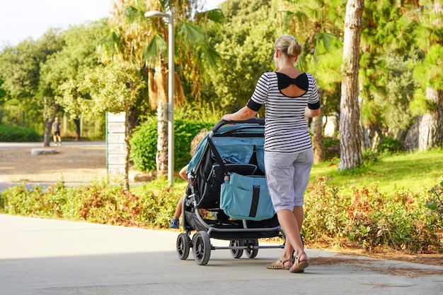 Mère avec bébé à l'extérieur