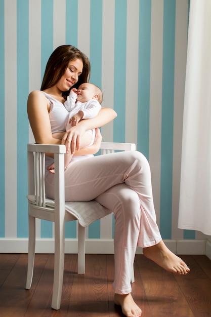 Mère et bébé fille dans la chambre