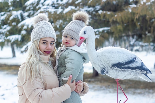 mère et bébé garçon en hiver parent et enfant dans le parc d'hiver