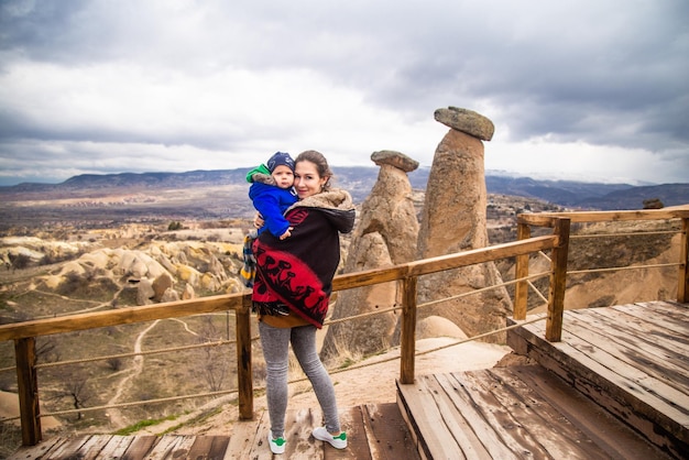 Mère et bébé garçon voyageant profitant de vacances actives dans les vallées de Cappadoce Turquie