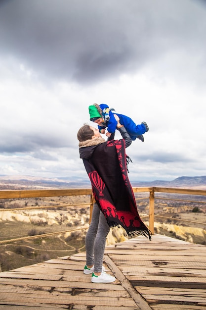 Mère et bébé garçon voyageant profitant de vacances actives dans les vallées de Cappadoce Turquie