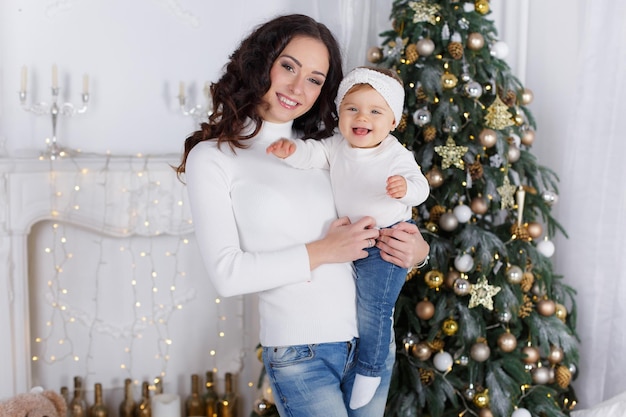 mère avec bébé à l'intérieur