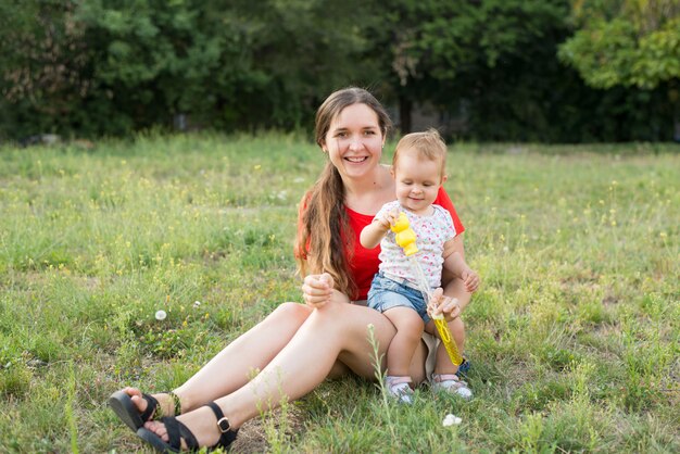 Mère avec bébé jouant dans le parc