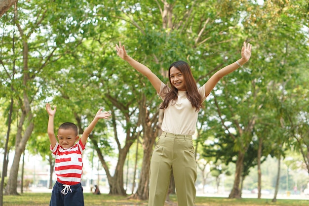 Mère et bébé jouant joyeusement dans le parc