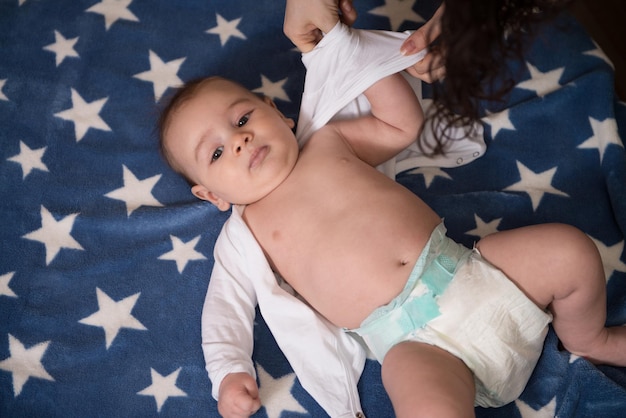 Photo mère avec bébé à la maison dans le salon