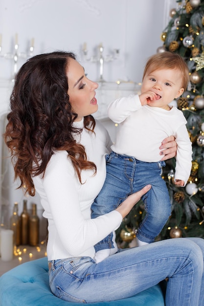 Mère avec bébé à la maison