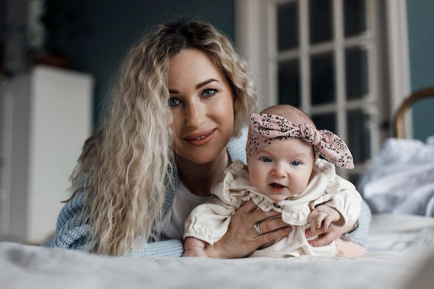 mère et bébé mignon à l'intérieur