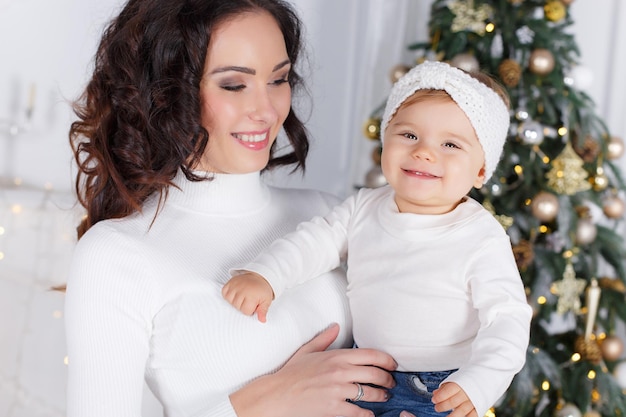 mère avec bébé mignon à l'intérieur