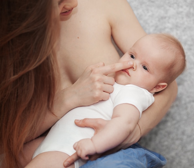 Mère avec bébé nouveau-né