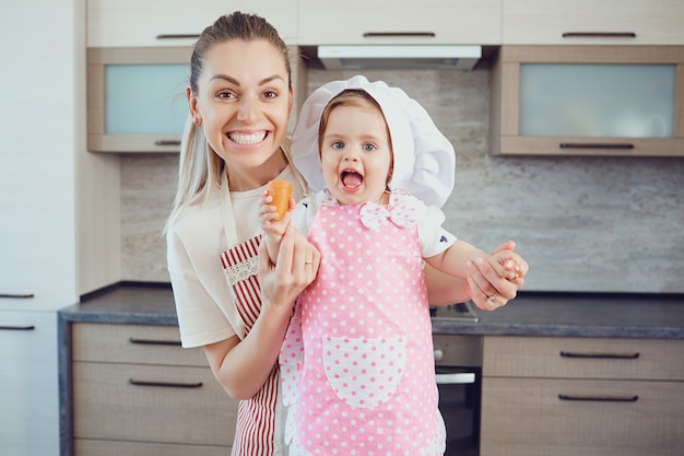 La mère et le bébé préparent la nourriture dans la cuisine