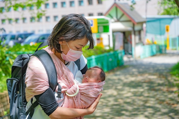 Mère et bébé en promenade