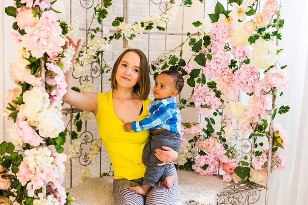 Mère et bébé de race mixte jouant à la maison.