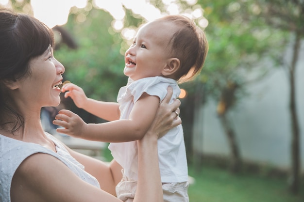 Mère et bébé s'amusent dans le jardin