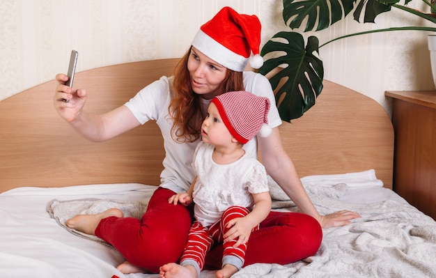 Mère et bébé s'amuser et se détendre à la maison