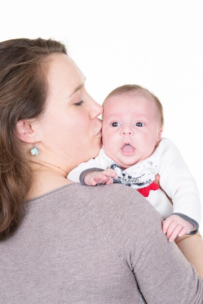 Mère et bébé s'embrasser et s'étreindre. Famille heureuse