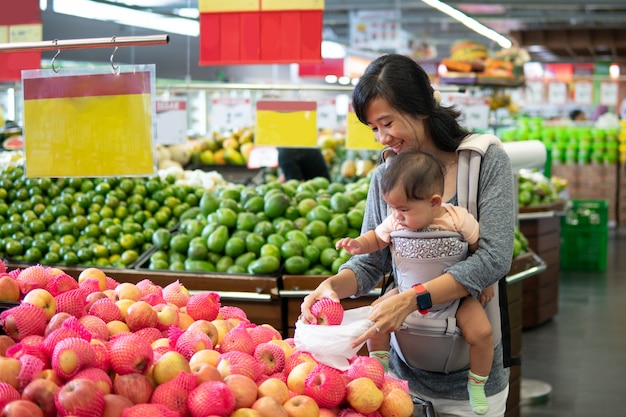 Mère et bébé shopping