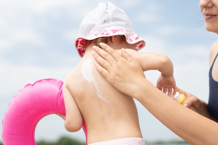Une mère bienveillante frotte le dos de sa petite fille