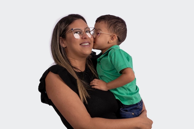 Mère blonde avec son fils dans ses bras portant des lunettes en studio photo avec un fond blanc pour clippingxA