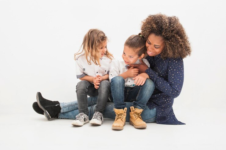 Photo une mère brésilienne heureuse avec deux enfants sur un fond blanc enfants multiethniques journée des mères