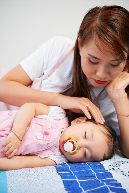 Mère caressant les cheveux de bébé