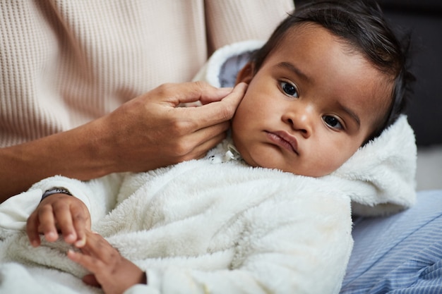 Mère caressant son bébé