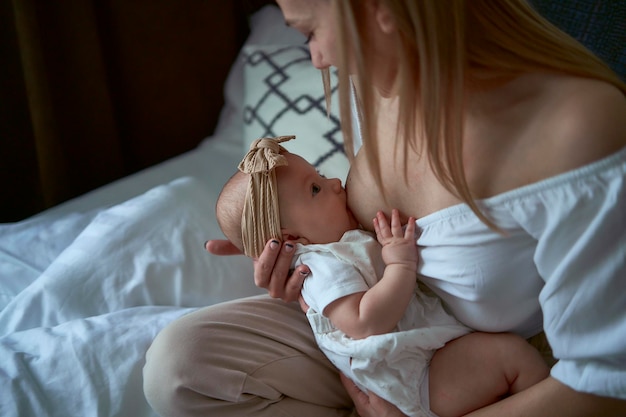 Une mère caucasienne allaite son enfant