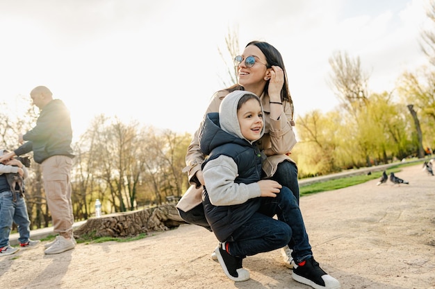 Mère célibataire passant du temps au parc avec son petit fils