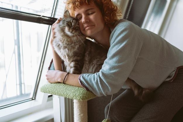 La mère chat se brosse son animal de compagnie à fourrure