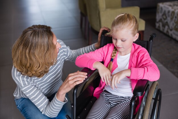 Mère consolant une fille