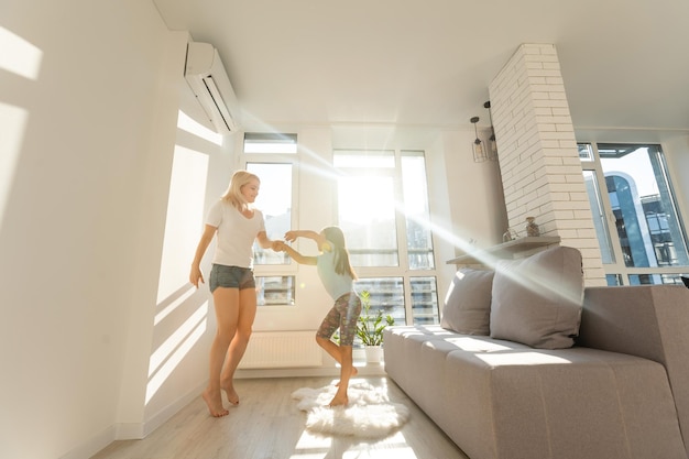 Mère dansant avec sa fille dans la chambre