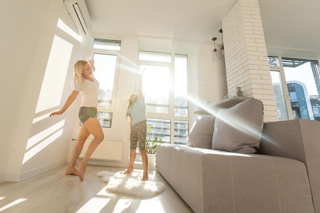 Mère Dansant Avec Sa Fille Dans La Chambre