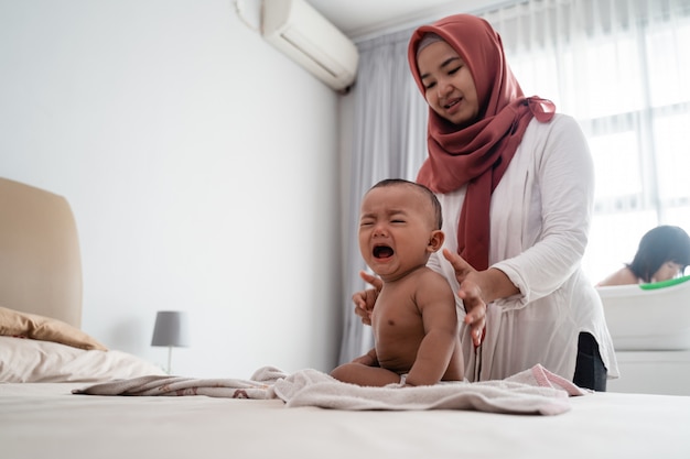 Mère, demande, huile bébé, à, elle, bébé