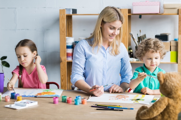 Mère dessin avec enfants