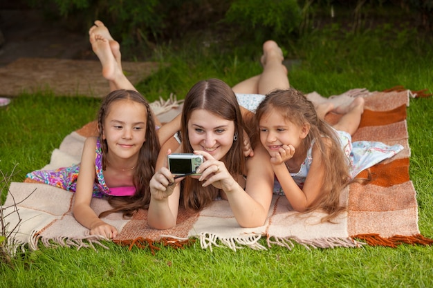 Mère Et Deux Filles Faisant Une Photo De Soi Au Parc