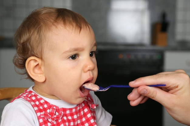 Mère donnant à manger à bébé