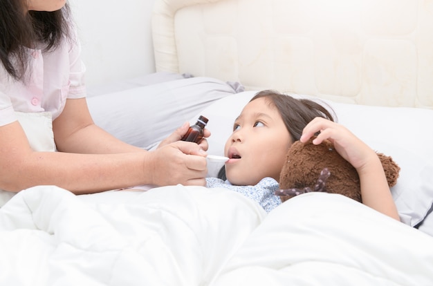 Mère donnant son sirop de fille