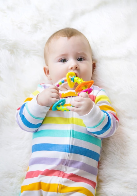 Photo la mère donne un hochet au bébé. mise au point sélective. enfant.