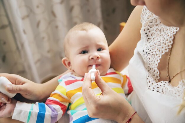 La mère donne des médicaments contre les coliques au petit bébé Mise au point sélective