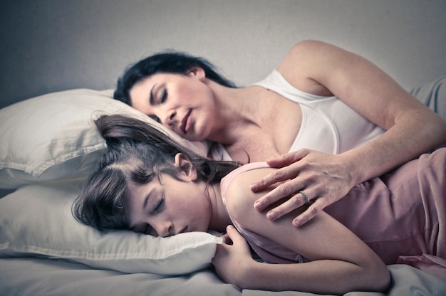 Mère dort avec sa fille