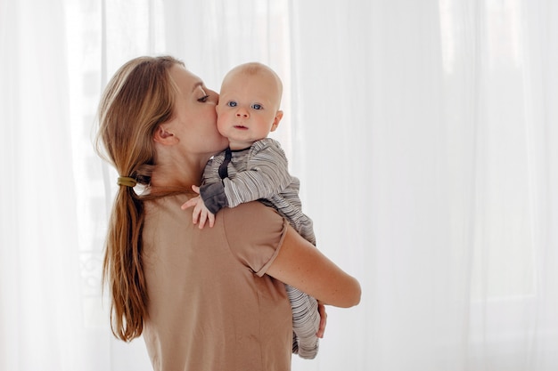 Mère embrassant et étreignant son bébé