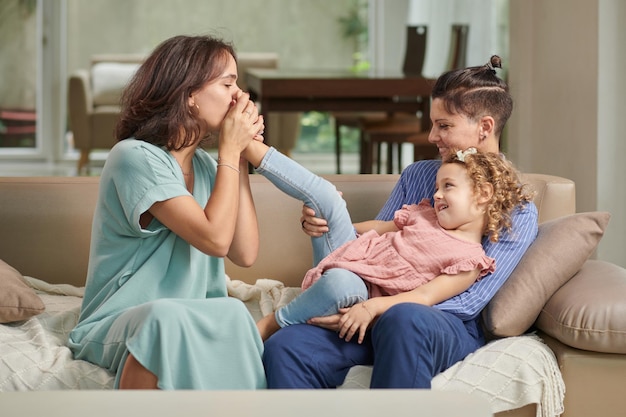 Mère embrassant le pied de sa fille