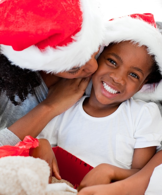 Mère embrassant sa fille à Noël