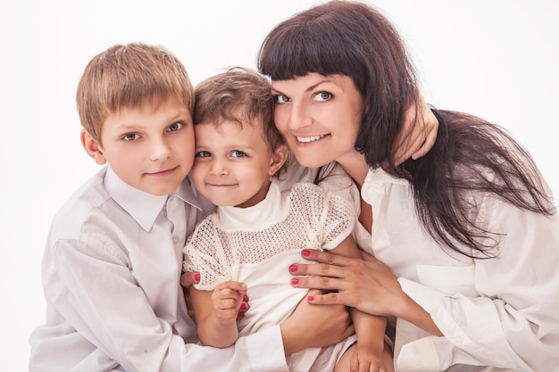 Mère embrassant ses deux enfants