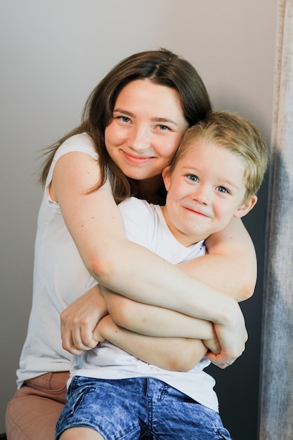 Photo une mère embrasse son enfant.