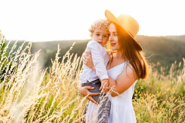 La mère embrasse son fils en marchant dans la nature