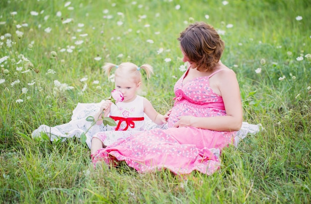 Mère enceinte jouant avec sa fille en plein air