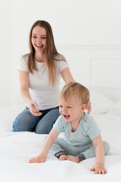 Mère et enfant en bas âge au lit