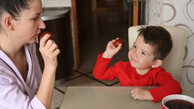 La mère et l'enfant battent des œufs.